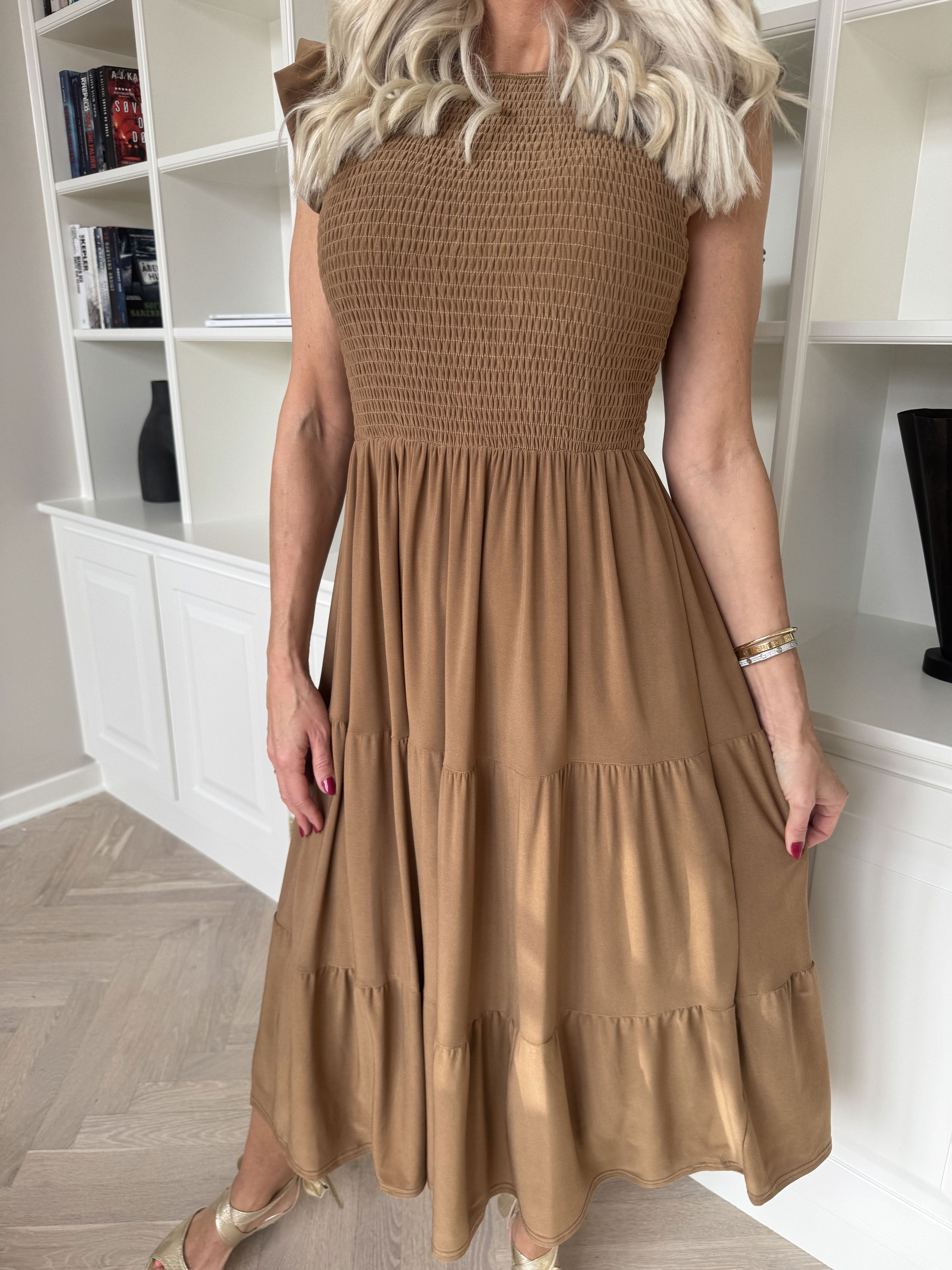 Kelly Sleeveless - Elastisk kjole med smock over brystet